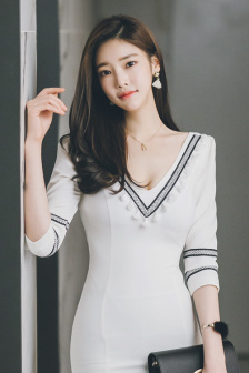 一边亲胸一边摸进内裤里